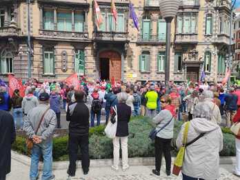 Pensionistas ante la Subdelegación del Gobierno español en Bizkaia, donde han entregado la carta dirigida a la ministra.
