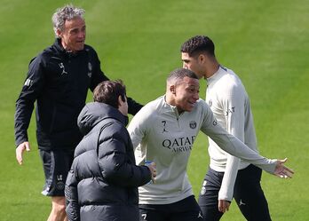 El técnico del PSG, Luis Enrique, observa a sus jugadores, entre los que está Mbbapé.