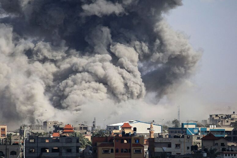 Columna de humo provocada por los bombardeos israelíes en Rafah el lunes.