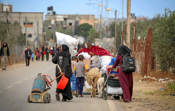 Palestinos huyen de Rafah tras la amenaza israelí.