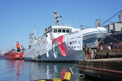 Uno de los buques de la Flotilla de la Libertad aguarda varada tras el retraso de la salida hacia Gaza.