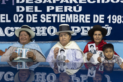 De izquierda a derecha, Lidia Flores Huamá́n, presidenta de Anfasep; Adelina García, vicepresidenta de Anfasep; y Eudocia Conde sostienen las fotografías de sus esposos desaparecidos.