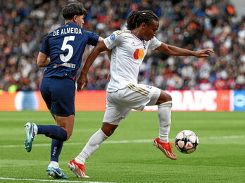 Dumornay, autora del segundo gol lyonés en París, se lleva el balón ante De Almeida.