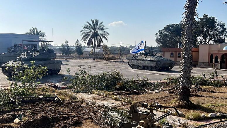 Tanques israelíes en el paso de Rafah. 