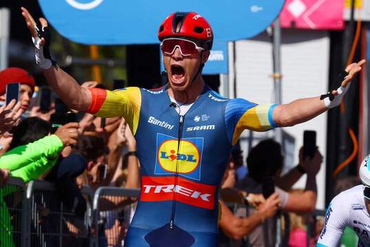 Un eufórico Jonathan Milan celebra su primer triunfo en este Giro.